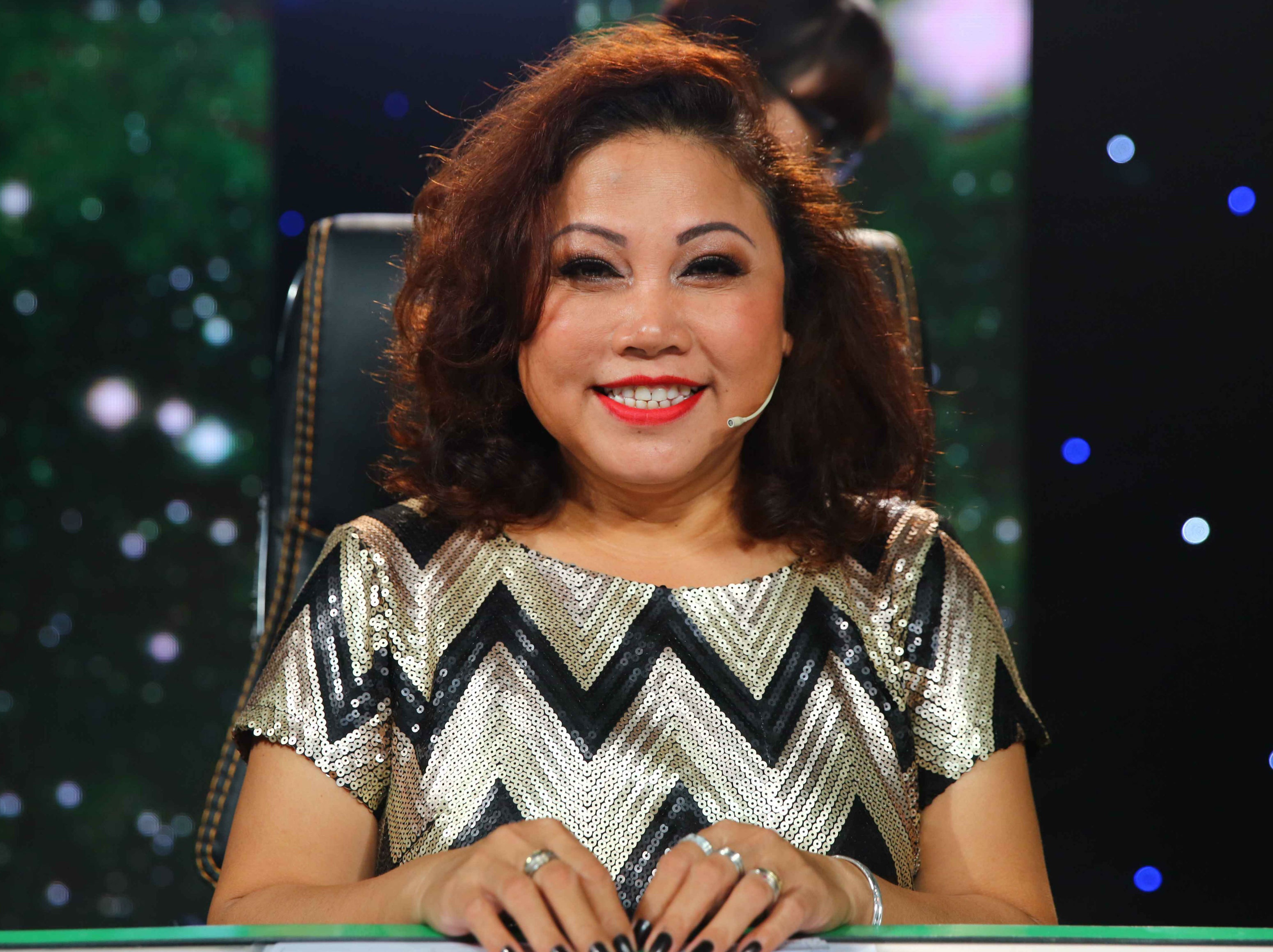 Tuy nhiên, “họa mi núi rừng” không đánh giá cao việc chọn bài quá an toàn, không có nhiều nổi bật của Hồng Châu. Đan Trường – người luôn dành cho thí sinh cô nhiều lời khen cũng cảm thấy nữ thí sinh không có gì mới mẻ so với các đêm thi trước. 