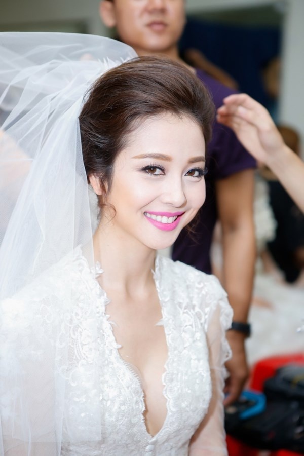 Jennifer Phạm: “Hoa hậu gợi cảm nhất” và cuộc hôn nhân êm ấm bên đại gia. Jennifer Phạm có vẻ ngoài đẹp hoàn hảo, không một khuyết điểm. Nhìn Jennifer, ai cũng phải gật đầu cho rằng, cô khiến mọi người đẹp khác phải e dè mỗi khi xuất hiện.