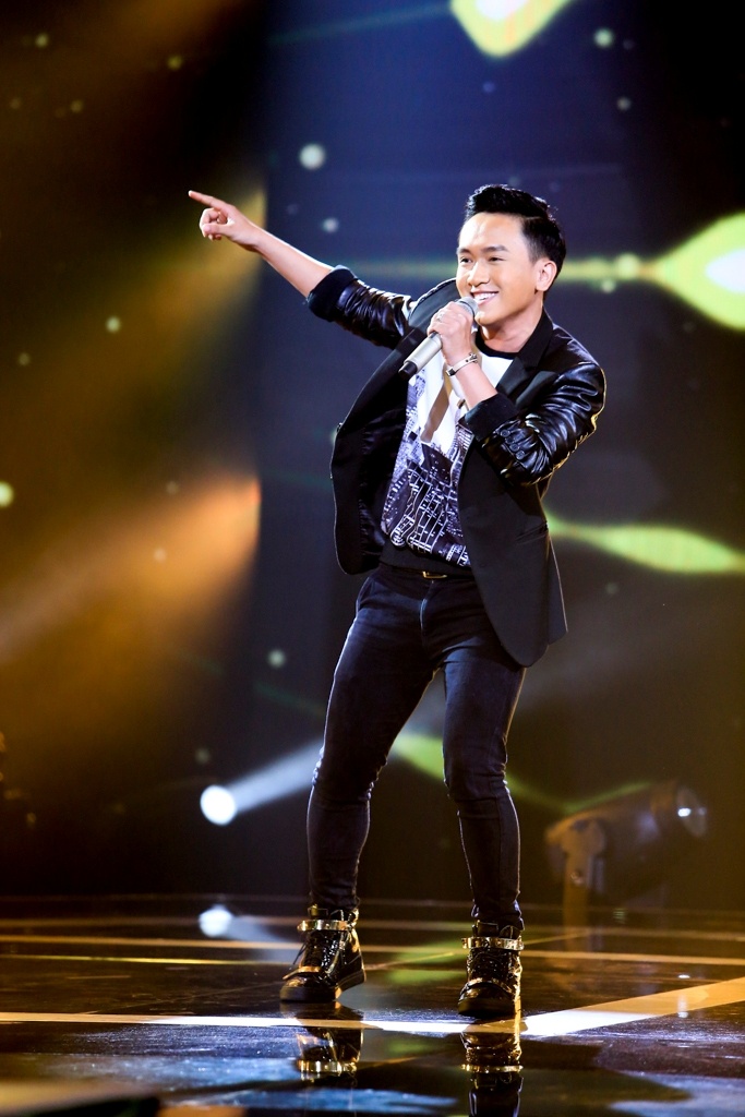 Chí Tài nhận xét Vũ Nhân: “Thật sự anh nhìn bảng thi này anh hơi lo, bởi vì phe của chúng ta đêm nay hơi yếu. Có 2 nam thôi, mình em với Bảo Kun. Người em nhỏ nhắn nhưng giọng hát của em làm cho anh ngồi đây mà cảm thấy hừng hục vậy đó. Hồi nãy, mọi người mà không kiềm anh lại là anh đứng dậy rồi.”