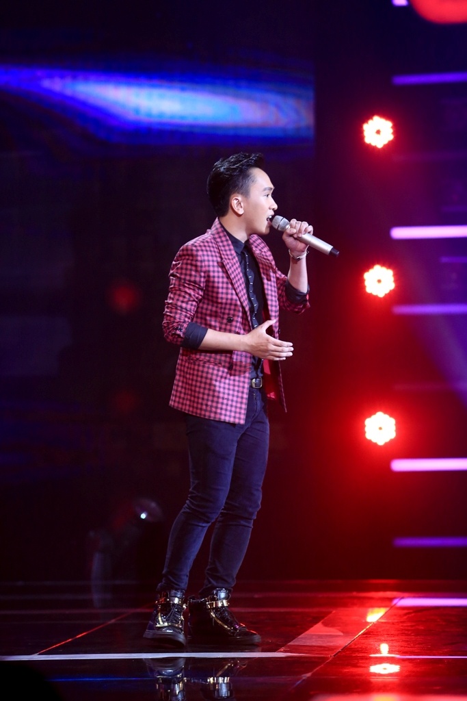 Vũ Nhân cũng rủ bỏ hình ảnh trẻ trung, sôi nổi ban đầu để trở về đúng chất thư sinh lịch lãm, nồng nàn với ‘Bài ca tình yêu’.