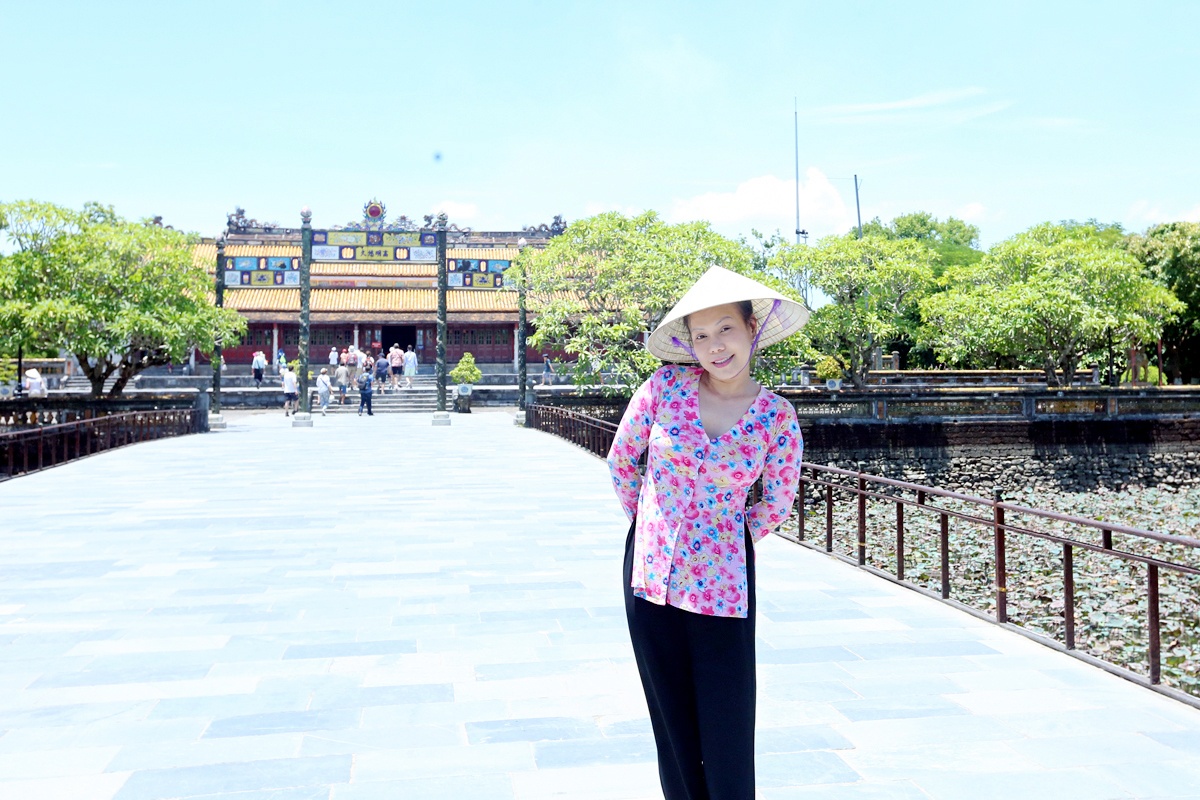 Trong bộ áo bà ba giản dị, nữ danh hài đã cùng những người bạn thân thiết đến thăm Lăng Khải Định, Chùa Thiên Mụ, Đại nội…