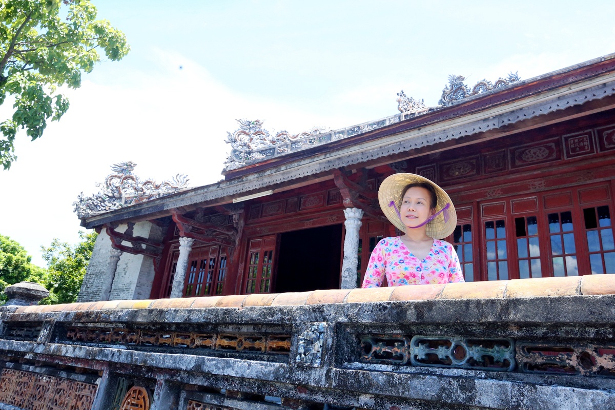 Năm 2015 đánh dấu sự xuất hiện của Việt Hương trên màn ảnh rộng với nhiều vai diễn ấn tượng. Đầu năm có Quý tử bất đắc dĩ, tháng 8 chị tiếp tục xuất hiện trong bộ phim Tiên nữ không kiêng cữ và đến tháng 9 tới sẽ có Trùm cỏ đóng cùng Trấn Thành, Thu Trang, Quang Đăng, Hari Won. Đặc biệt, nữ nghệ sĩ sẽ tiếp tục vai trò MC trong một show truyền hình mới toanh về nấu ăn.