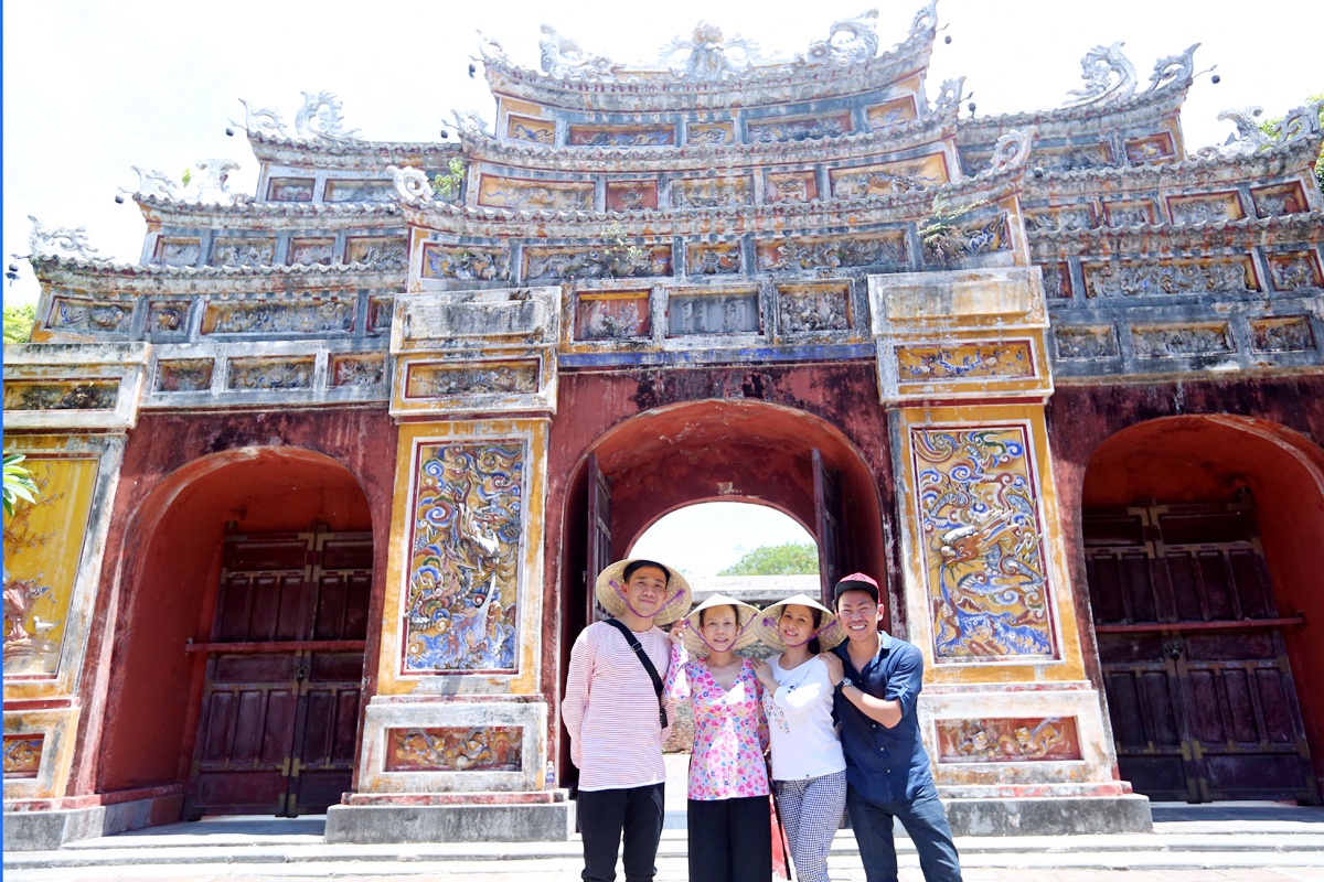 Vừa hoàn thành buổi ghi hình đợt 1 của Ơn giời, cậu đây rồi!, Việt Hương và Trấn Thành quyết định dành 3 ngày để nghỉ ngơi. Cả 2 đều thích thú chọn tham quan vùng đất kinh kỳ cùng những người bạn.