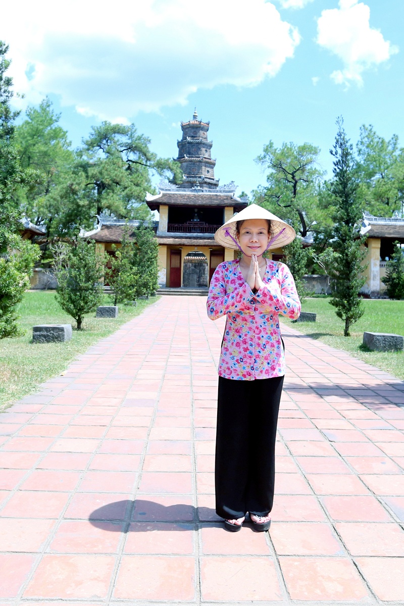 Vợ Sáu Bảnh cho biết, đã khá lâu rồi chị mới trở lại Huế nên rất háo hức khám phá những địa danh nổi tiếng. Vốn rất tâm huyết với lịch sử nước nhà nên Việt Hương cùng các đồng nghiệp dành nhiều thời gian tham qua những thắng cảnh, di tích và các lăng tẩm nổi tiếng.