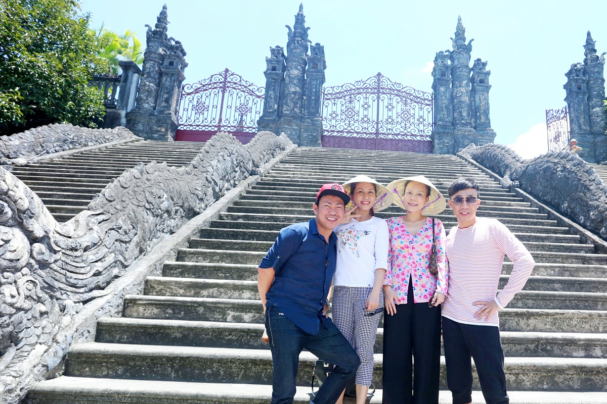 Chuyến đi lần này, ngoài Trấn Thành còn có nhiều người bạn của Việt Hương. Nghệ sĩ Hoài Tâm – bạn diễn ăn ý của nữ danh hài tại hải ngoại – cũng đón chuyến bay từ Mỹ về và tham gia cùng Việt Hương và người em thân thiết là nữ ca sĩ Ngọc Liên.