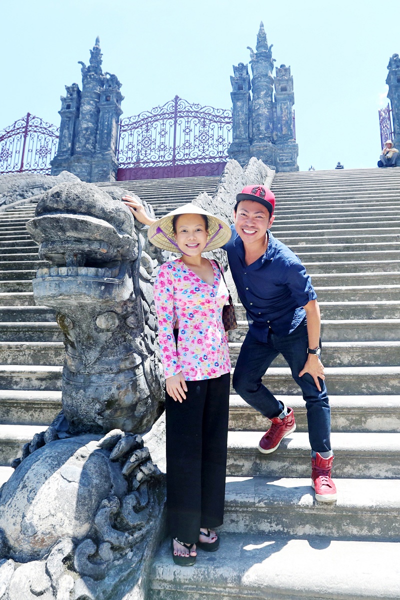 Ngoài việc tham qua các địa danh nổi tiếng, các nghệ sĩ còn tranh thủ thưởng thức ẩm thực của Huế như bún bò, bánh Huế, chè cung đình. “Kỳ nghĩ này cho tôi nhiều kỷ niệm đẹp và trải nghiệm thú vị. Sau chuyến đi này, tôi thấy năng lượng thêm dồi dào để tiếp tục những công việc và lịch diễn sắp tới”, nữ danh hài nói.