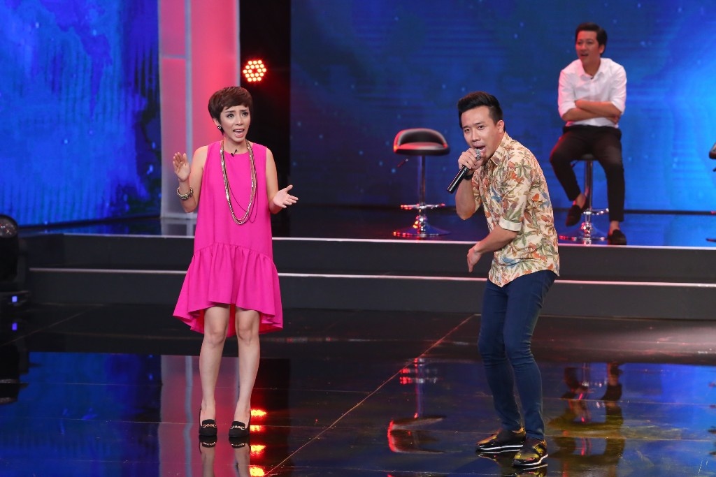 hu Trang có mối quan hệ bạn bè cực kỳ thân thiết ngoài đời thường. Có lẽ vì thế mà Trấn Thành không hề ngại ngùng khi ‘nói xấu’ Thu Trang trong suốt phần hát nhép. Trấn Thành kể tội Thu Trang hay la cà, đanh đá, ‘mỏ nhọn’, mặt giống con ngang và miệng thì cứ oang oang. Tức tối vì bị bếu rếu trước hàng trăm khán giả trường quay, Thu Trang đã ‘đập’ Trấn Thành ngay tại chỗ khiến Hoài Linh phải phì cười.