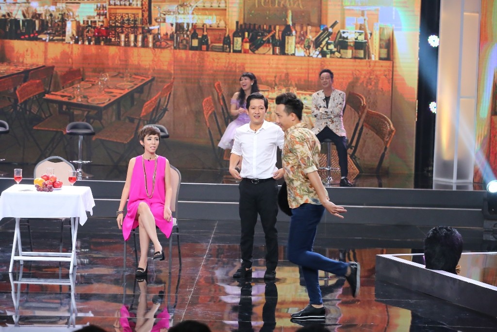  Ở cuối tiểu phẩm, sau màn tranh giành không thành công, Trấn Thành đòi tặng Việt Hương  cho 2 người anh em nhưng Trường Giang phủi áo, phũ phàng quay lưng và nói: 