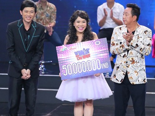 Hoai Linh xuc dong khi duoc Viet Huong tang tien thuong hinh anh