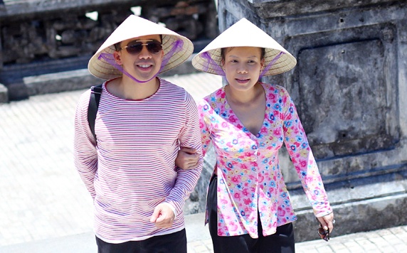 Tran Thanh tu nguyen lam pho nhay cho Viet Huong hinh anh