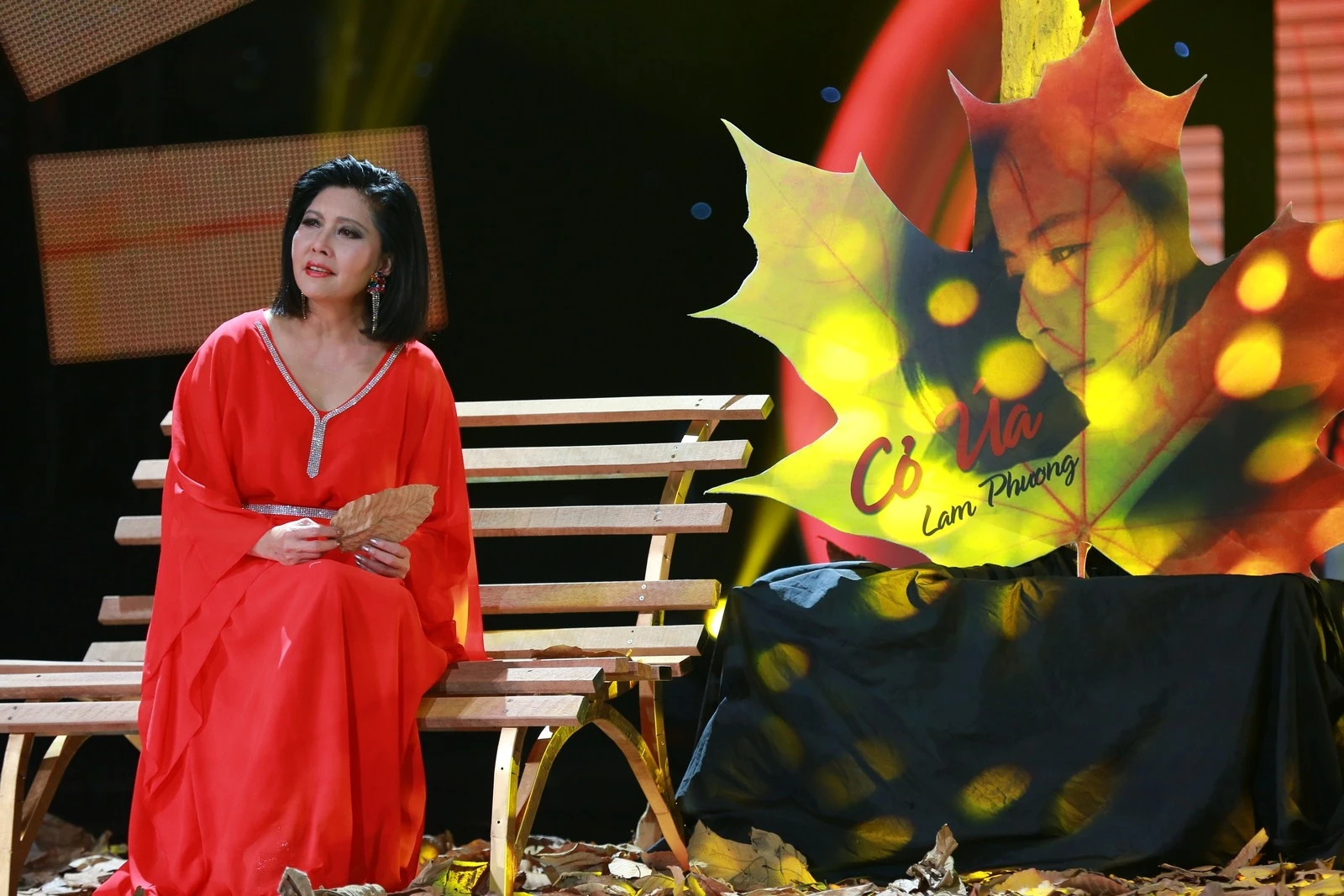 Sau lần đổ vỡ trong hôn nhân với nữ kịch sĩ Túy Hồng, những ca khúc của Lam Phương chất chứa nhiều nỗi đắng cay, chua xót và thất vọng về tình đời, tình người như: Điên, Say, Lầm. Trong số đó có ca khúc Cỏ úa. Ca khúc này cũng được chính ca sĩ Họa Mi thể hiện.