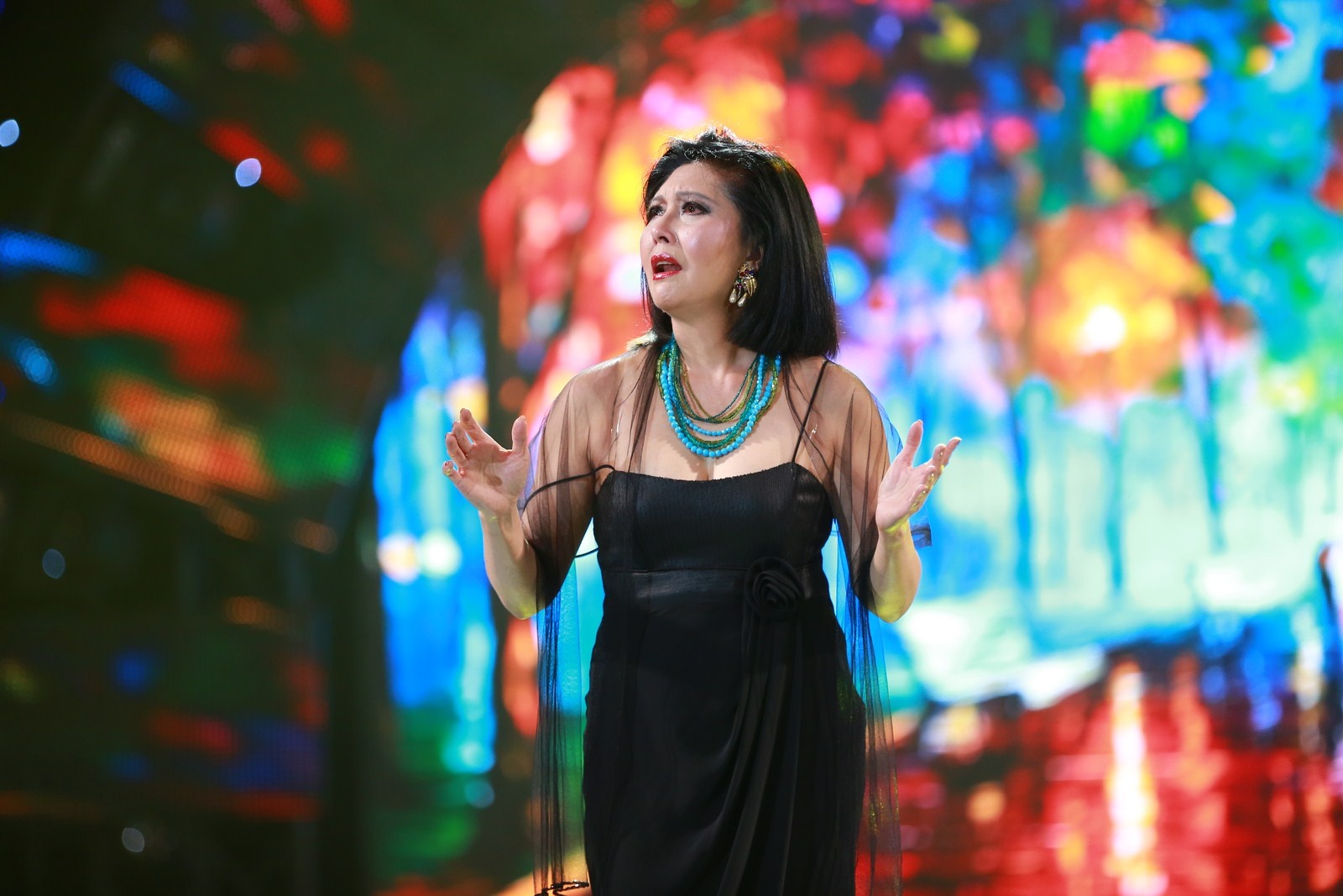 Ngoài Ý Lan, chương trình tối qua còn có sự góp mặt của nữ danh ca Họa Mi. Chị thể hiện ca khúc Em đi rồi của nhạc sĩ Lam Phương, sáng tác vào năm 1988. Ở thời điểm này, cuộc hôn nhân giữa Lam Phương và ca sĩ Túy Hồng đã tan vỡ, sau khi cả hai sang Mỹ định cư. Để chạy trốn niềm đau, ông sang Pháp và gặp được nữ ca sĩ Họa Mi cũng đang phải sống trong cảnh xa chồng con. Đồng cảm với nỗi đau của nữ ca sĩ, ông đã viết ca khúc này tặng cho Họa Mi. 