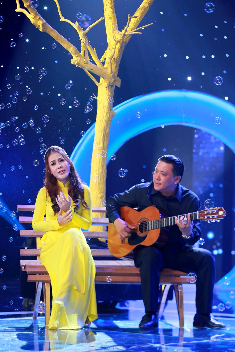 Ngoài ca khúc Nghẹn ngào, nhạc sĩ Lam Phương còn có một ca khúc viết cho ca sĩ Bạch Yến trong những ngày ông ở Việt Nam chờ đợi bà đi lưu diễn nước ngoài, đó là Chờ người. Ca khúc này được nữ ca sĩ Mỹ Hạnh thể hiện đầy nồng nàn, sâu lắng.  