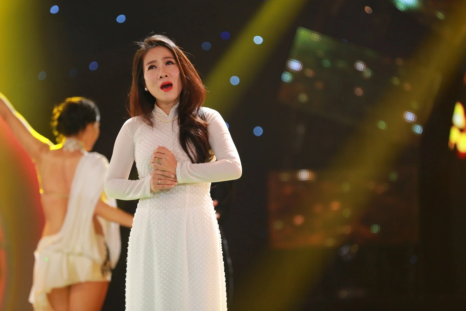 Cuộc đời của Lam Phương luôn ám ảnh bởi sự chia ly. Không chỉ buồn vì tình yêu, trong lòng của vị nhạc sĩ tài hoa này luôn đau đáu nỗi nhớ quê nhà khi ông phải tha hương nơi đất khách một thời gian dài. Ca khúc Chuyện buồn ngày xuân nói lên nỗi lòng của bao người. Giọng hát của Vân Khánh rót vào tai người nghe nỗi buồn chất chứa.