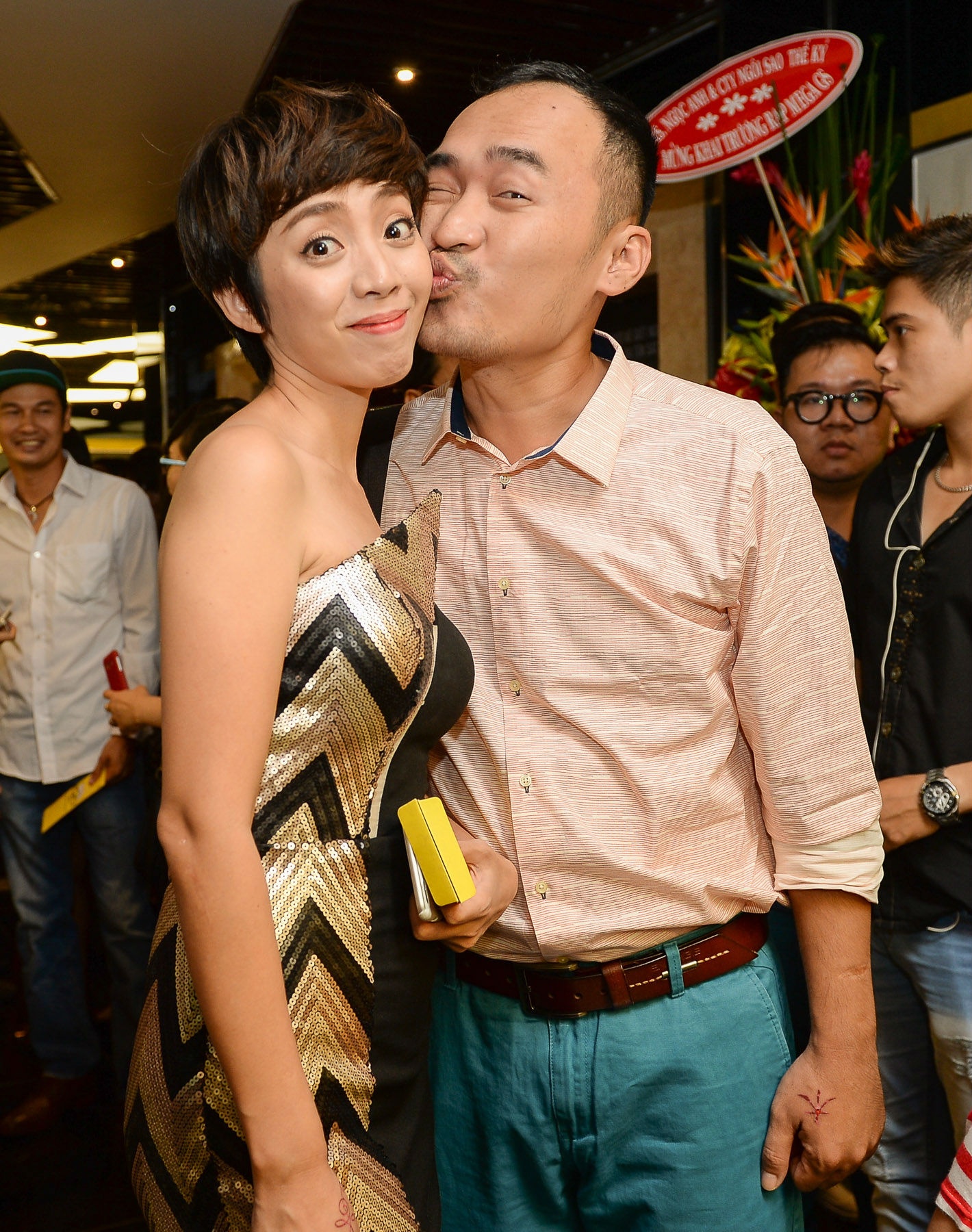 Vợ chồng Thu Trang - Tiến Luật tình cảm chốn đông người.