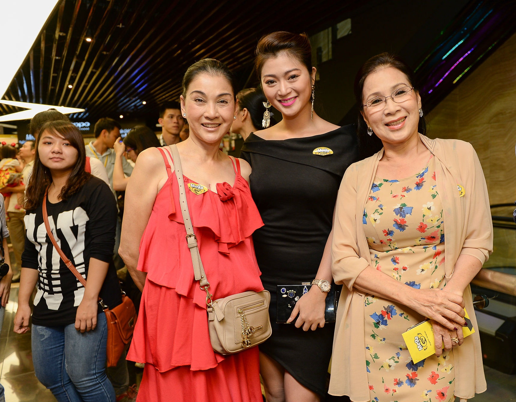 Người đẹp đến chào hỏi NSƯT Kim Xuân và trò chuyện cùng.