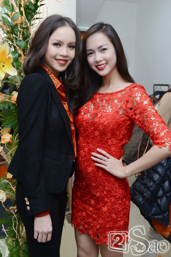 Ngoài ra gu ăn mặc của họ cũng có nhiều điểm chung khi thường xuất hiện trong những bộ cánh thanh lịch và tinh tế, làm tôn lên vẻ đẹp nhẹ nhàng nhưng không kém phần sang trọng. Hiện nay, Á hậu Ngọc Oanh đã rút lui khỏi showbiz và đi theo con đường kinh doanh còn Vũ Ngọc Anh đang là người đẹp nhận được rất nhiều sự chú ý sau vai diễn trong phim Quyên.