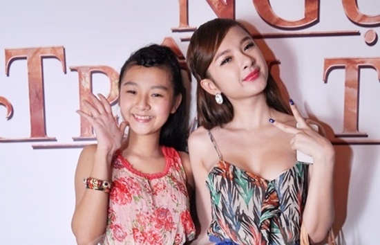 Không chỉ có điểm chung vể ngoại hình và con đường nghệ thuật mà cả hai còn cho thấy sự tương đồng ở cả việc thay đổi phong cách, từ ngoan hiền cho đến gợi cảm. Thế nhưng Tam Triều Dâng đã rất nhiều lần bày tỏ sự khó chịu khi bị mọi người so sánh với đàn chị và rất ghét khi bị gọi là Tiểu Angela Phương Trinh.