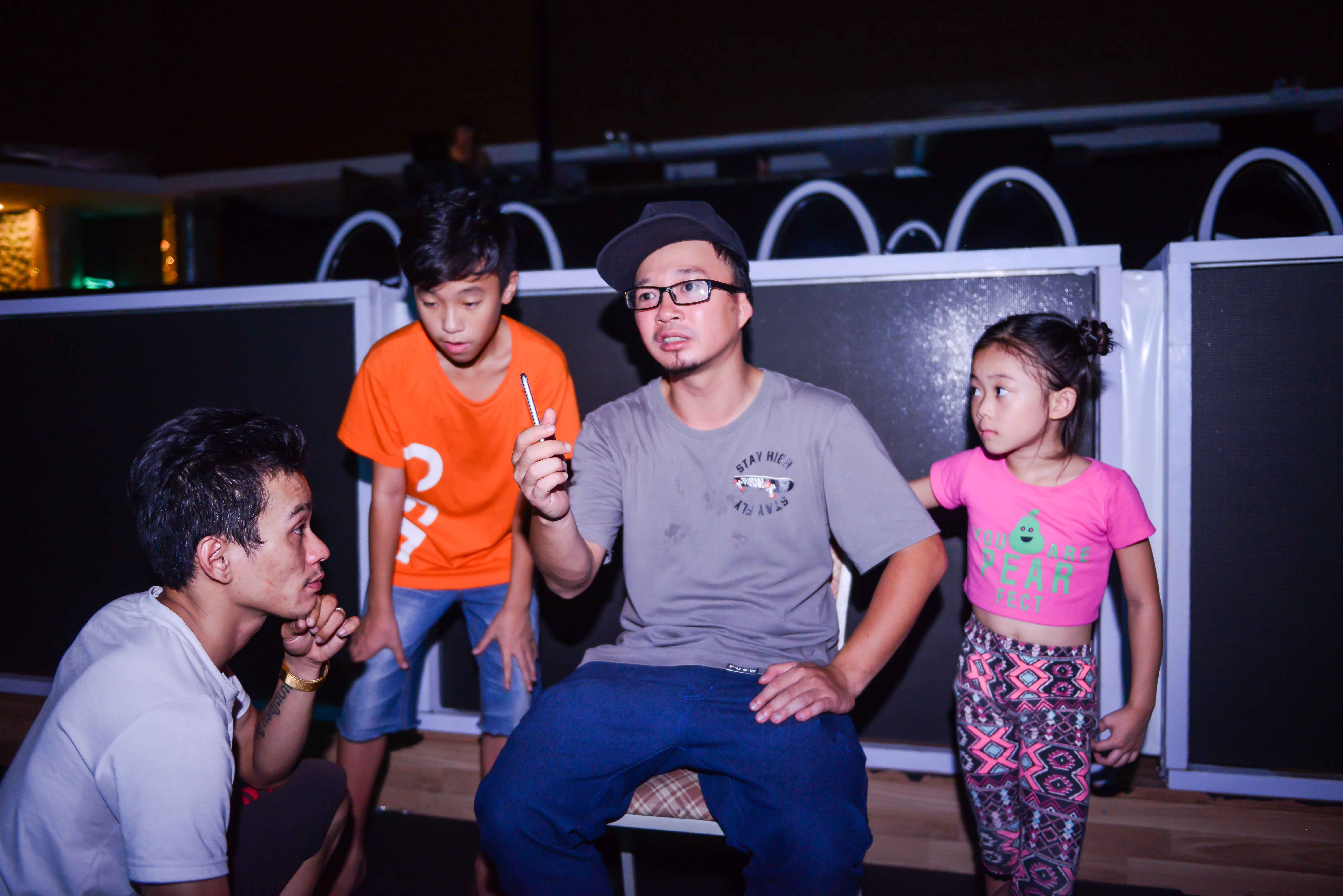 Hà Lê và 2 vũ công nhí đổ mồ hôi trên sàn nhảy, thế mạnh của họ là mang đến sự tưng bừng và rực rỡ lên sân khấu. Yến Trang tuy nhỏ tuổi nhưng đã có tố chất của một ngôi sao, bé có khả năng ứng biến và có độ dẻo tốt. Nam Anh lại hút hồn khán giả với những động tác chắc chắn, vững vàng. 