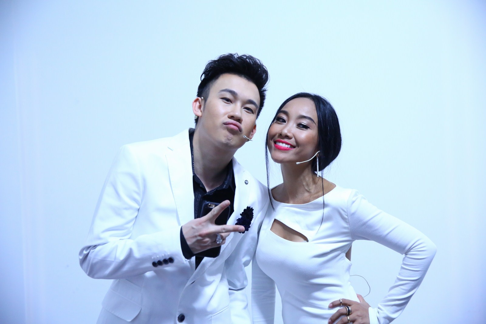 Anh cũng rất thân mật với Đoan Trang.