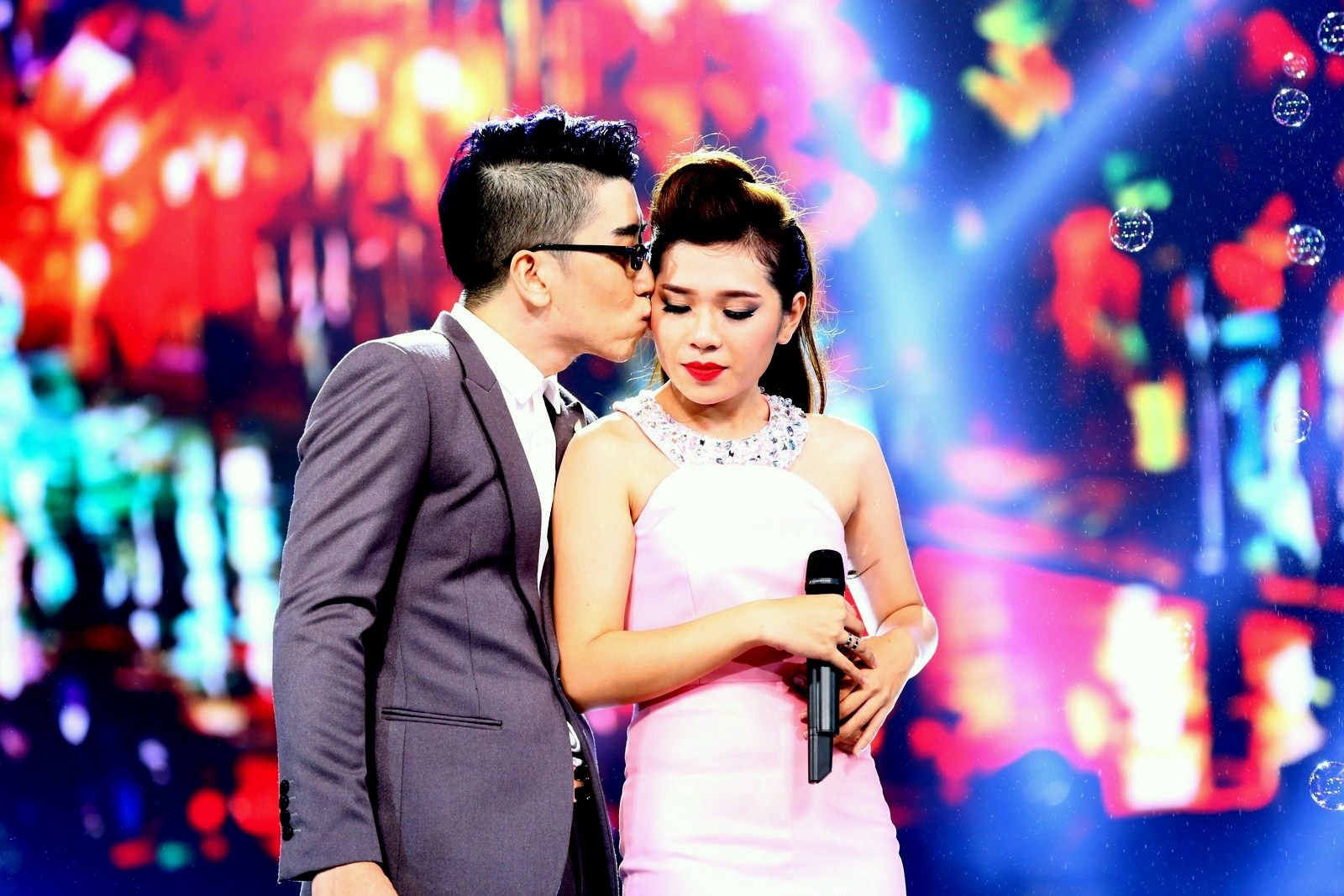 và hòa giọng cùng Lê Vũ Phương ca khúc Rồi mai thức giấc. 