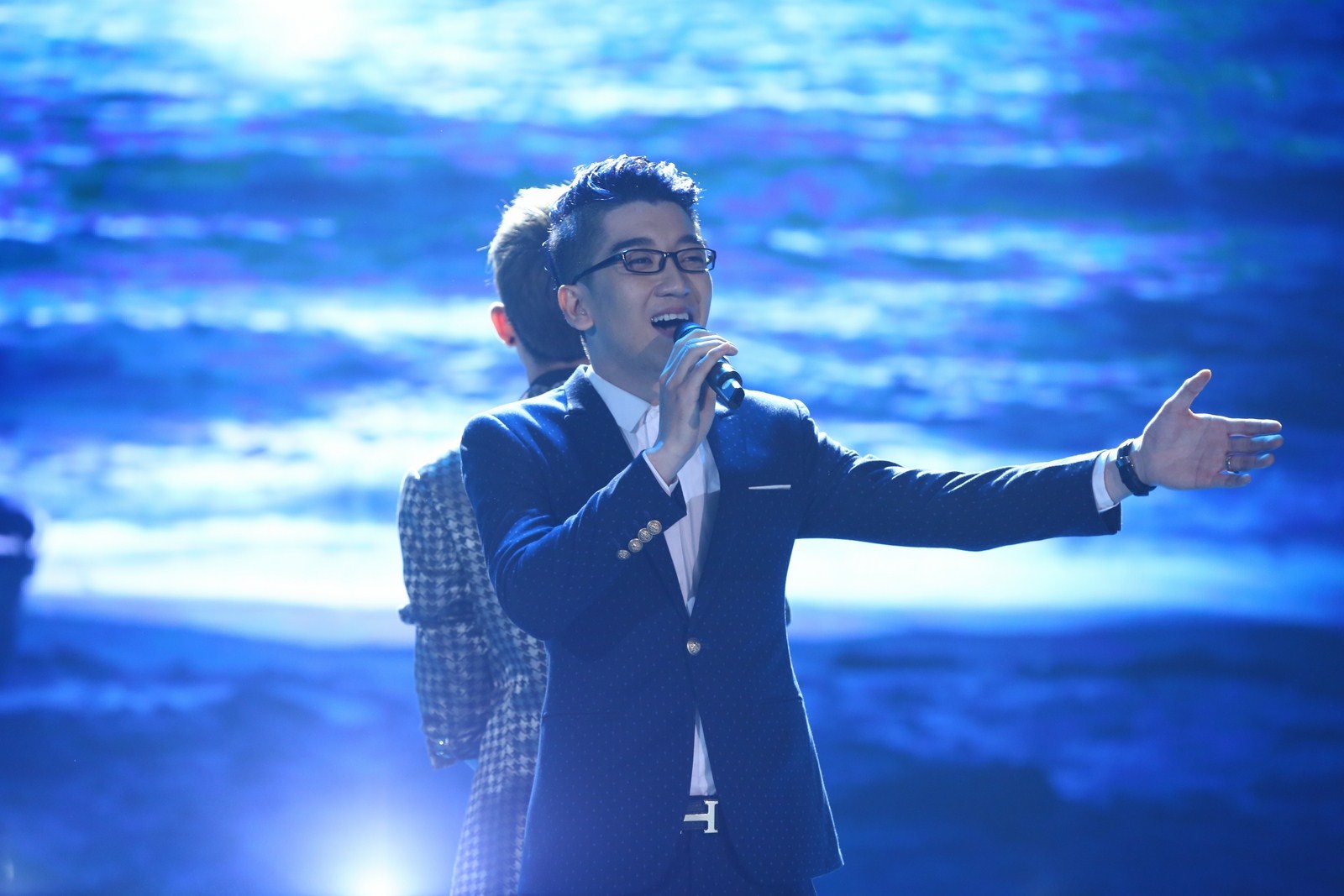 Hai thí sinh nam cũng có phần so giọng khá thú vị trong ca khúc Biển và ánh trăng. Vũ Phương là thí sinh thể hiện ấn tượng nhất, với giọng hát ấm áp, truyền cảm và bản lĩnh cùng sự phối hợp với bạn diễn. 