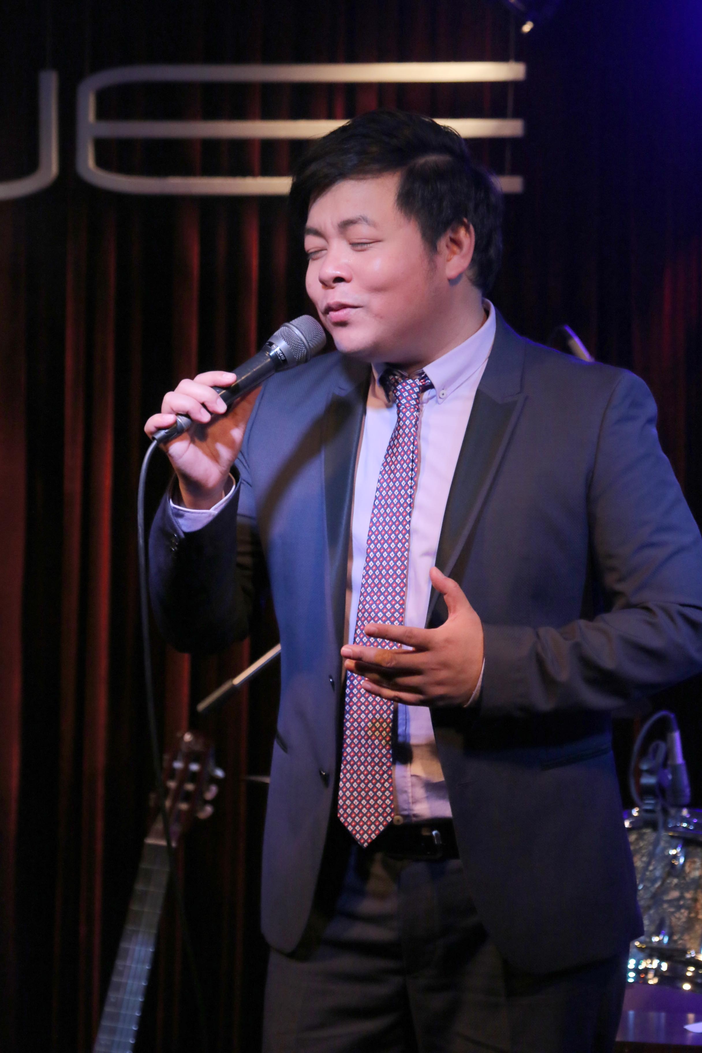 Một tháng trước đó, Quang Lê tuyên bố rút khỏi showbiz để 