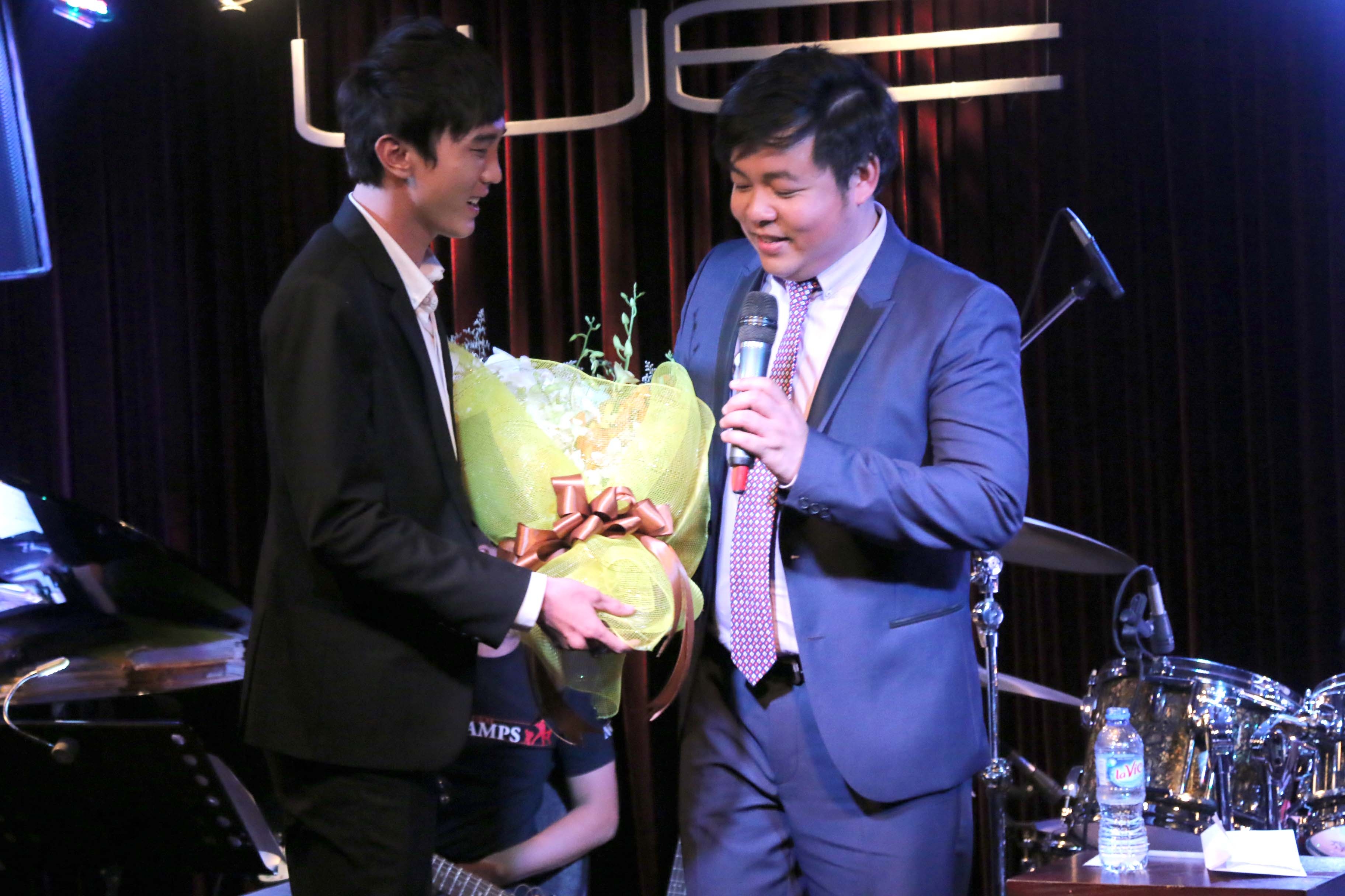 Điều bất ngờ nhất trong đêm nhạc tối qua đó chính là sự xuất hiện của học trò Trọng Nghĩa mang hoa lên sân khấu bày tỏ lời cảm ơn đến Quang Lê sau một thời gian giúp đỡ chàng trai bán kẹo kéo dấn thân vào showbiz.