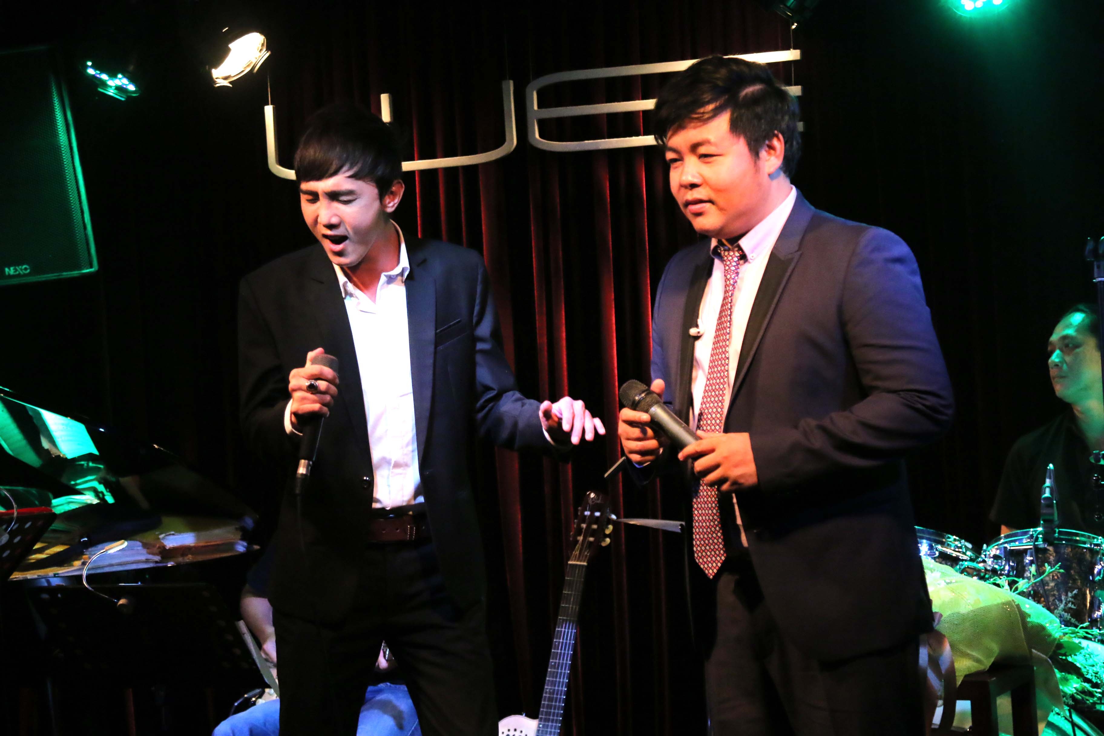 au khi tặng bó hoa tươi thắm đến Quang Lê, nam ca sĩ Trọng Nghĩa càng khiến nhiều khán giả có mặt 