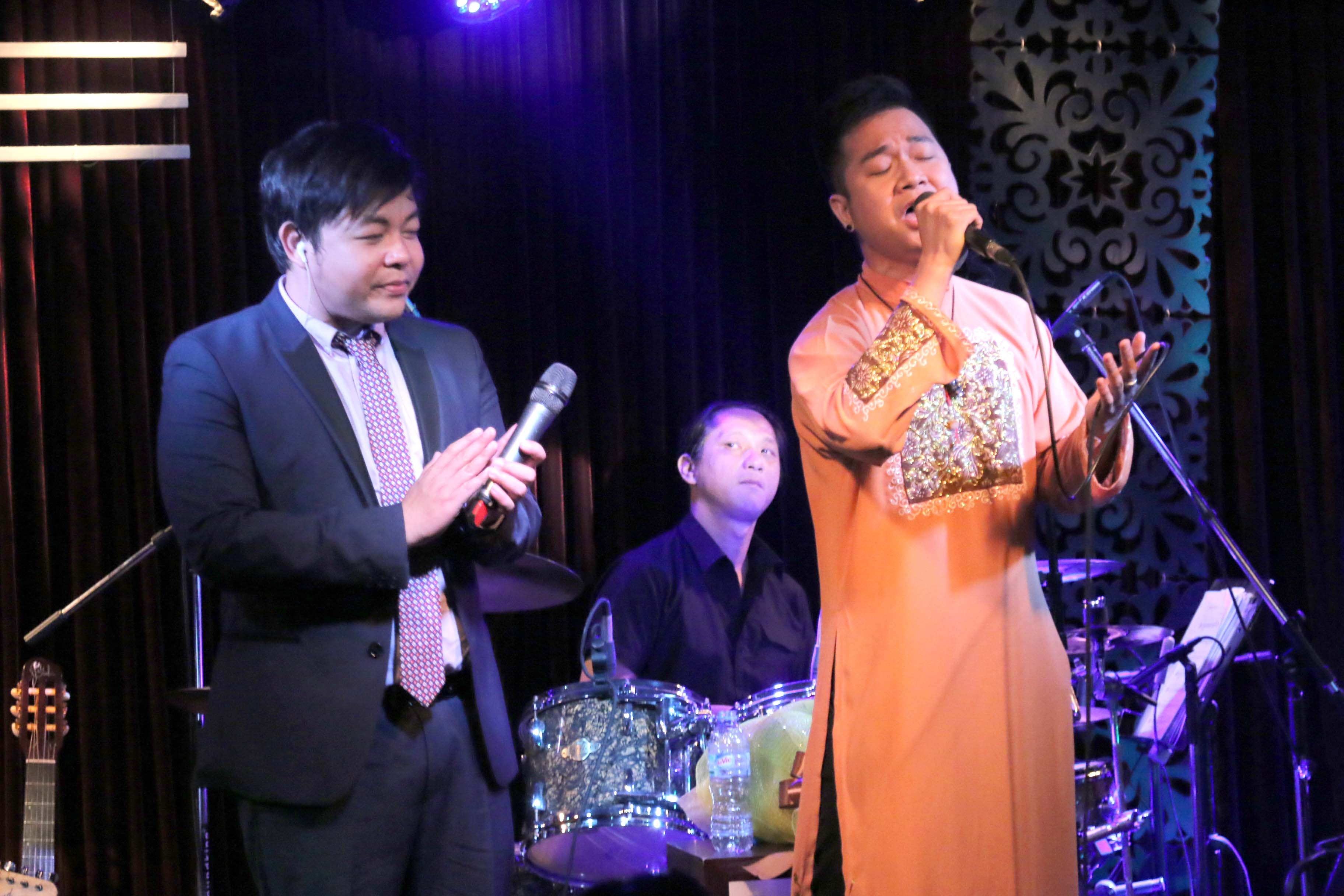  Đường xưa lối cũ, Đập vỡ cây đàn, Chuyện hoa sim, Chuyện hẹn hò, Căn nhà ngoại ô, Nỗi buồn gác trọ, Em là tất cả, Nhật ký đời tôi, Tình em biển rộng và Sông dài,