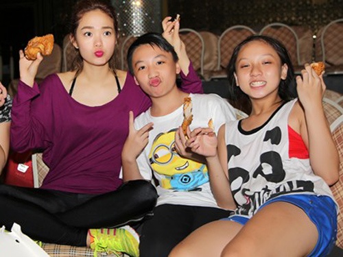 Hoc tro Minh Hang va Thuy Tien so ke trong dem chung ket hinh anh