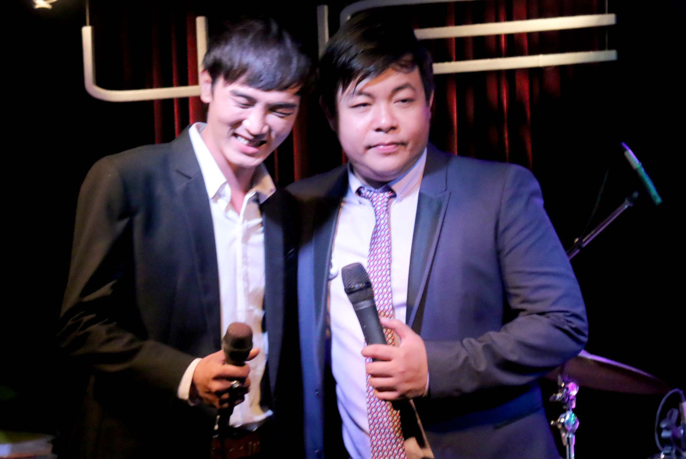 Hot boy keo keo run khi song ca cung Quang Le hinh anh