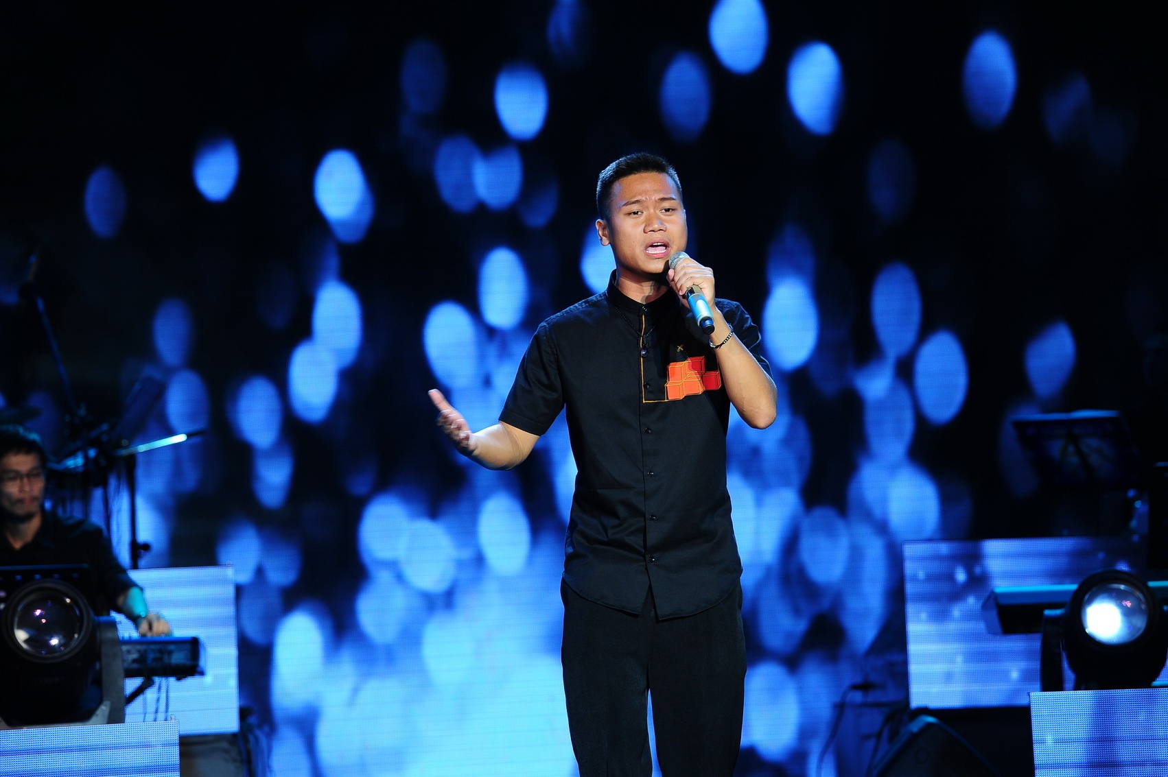 Trần Trung Đức mang đến nhạc phẩm do chính anh sáng tác đậm phong cách pop-electro: Đi tìm bình yên. Anh tìm cho mình một khoảng trống cho tâm hồn, thứ mà anh đã lâu không còn thấy khi trong mối quan hệ đầy tính phiêu lưu với người yêu. 