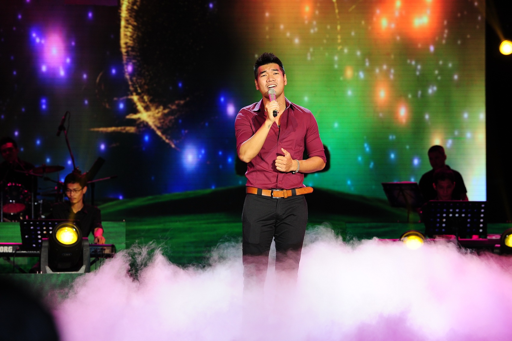 Các tác giả trẻ đã mang đến nhiều cảm xúc cho khán giả qua những sáng tác mới toanh trình làng tại sân chơi Bài hát Việt. Mở màn, Tạ Quang Thắng trình diễn lại ca khúc Tôi, cầu vồng và những ánh trăng đã đạt giải Bài hát của tháng trong liveshow tháng 7. 