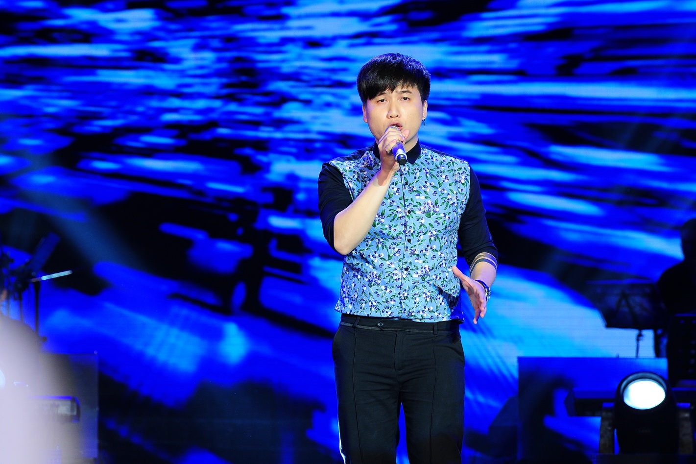 Tác giả trẻ Thành Đô mang ca khúc Phải chăng được viết theo chất liệu funky pha soul, tiết tấu có chút phức tạp, dồn dập cũng như chính tâm trạng của anh khi viết bài hát này. 