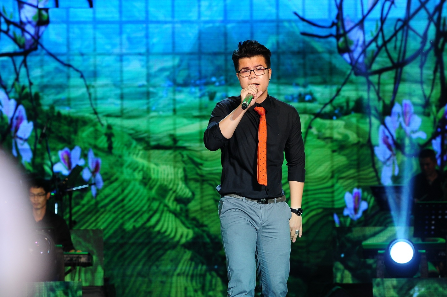 Đinh Mạnh Ninh thể hiện nhẹ nhàng, sâu lắng sáng tác Khoảnh khắc Việt Nam của tác giả Dương Trường Giang. Ca khúc này muốn gửi đến thông điệp, hãy tận hưởng những phút giây thư giãn và cảm nhận những nét đẹp bình dị ở xung quanh mình. 