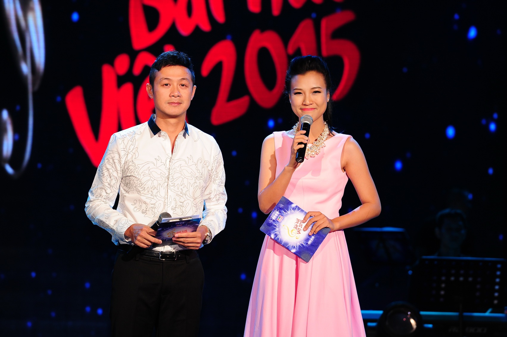 Live show 4 của Bài hát Việt diễn ra tối 28/8, mỗi ca khúc là những câu chuyện kể khác nhau của các nhạc sĩ trẻ đầy nhiệt huyết. 