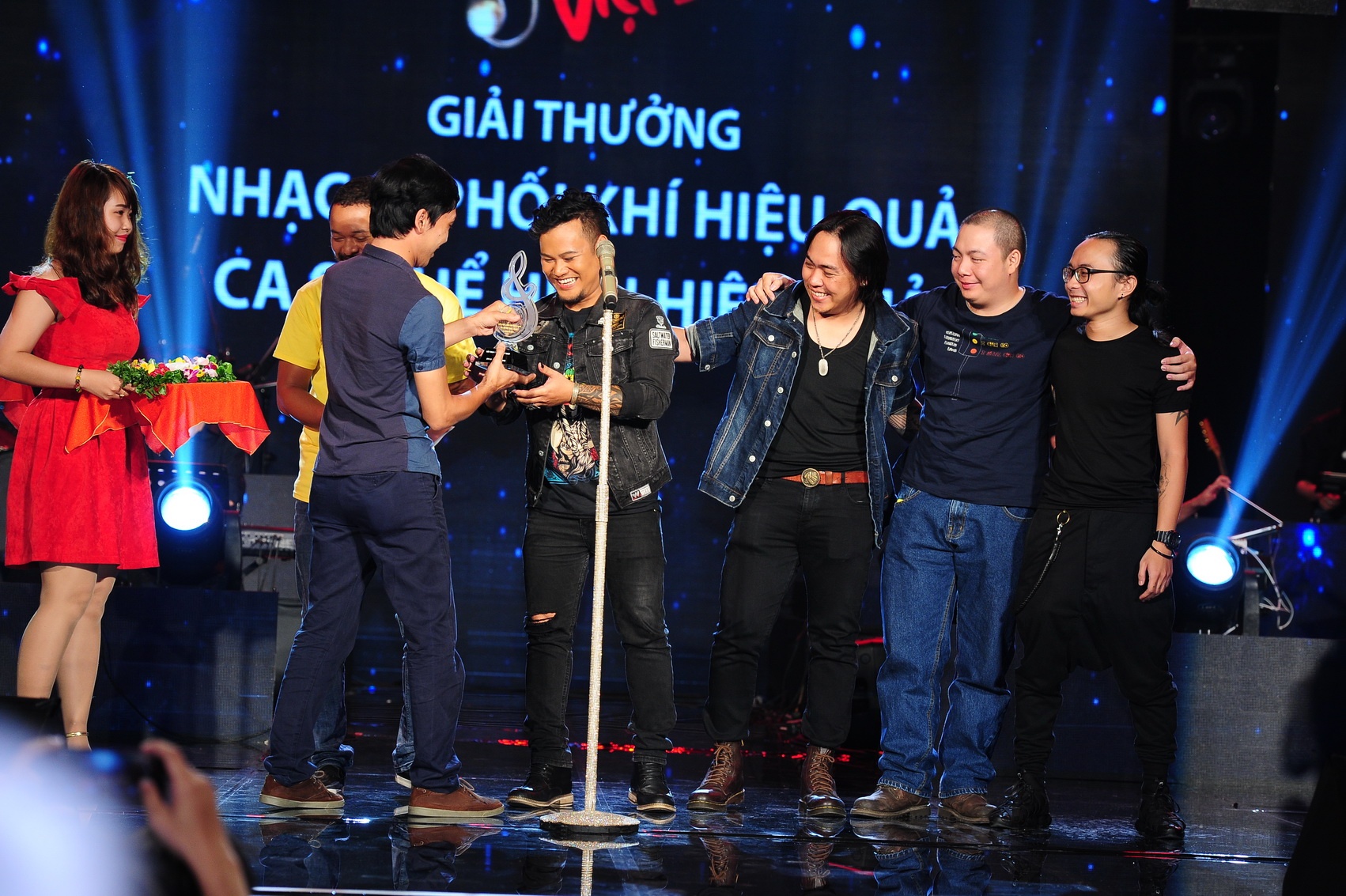 Ban nhạc chia sẻ niềm vui cùng với nhau.