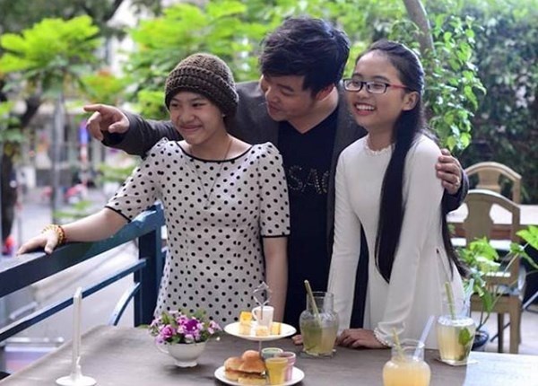 Quang Lê bên hai con nuôi Huyền Trân và Phương Mỹ Chi.