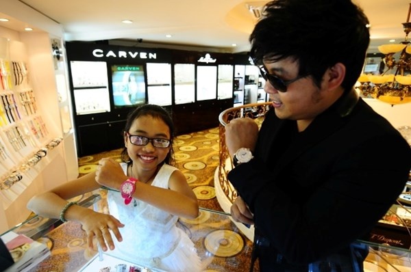 Phương Mỹ Chi được cha nuôi đưa đi mua sắm.