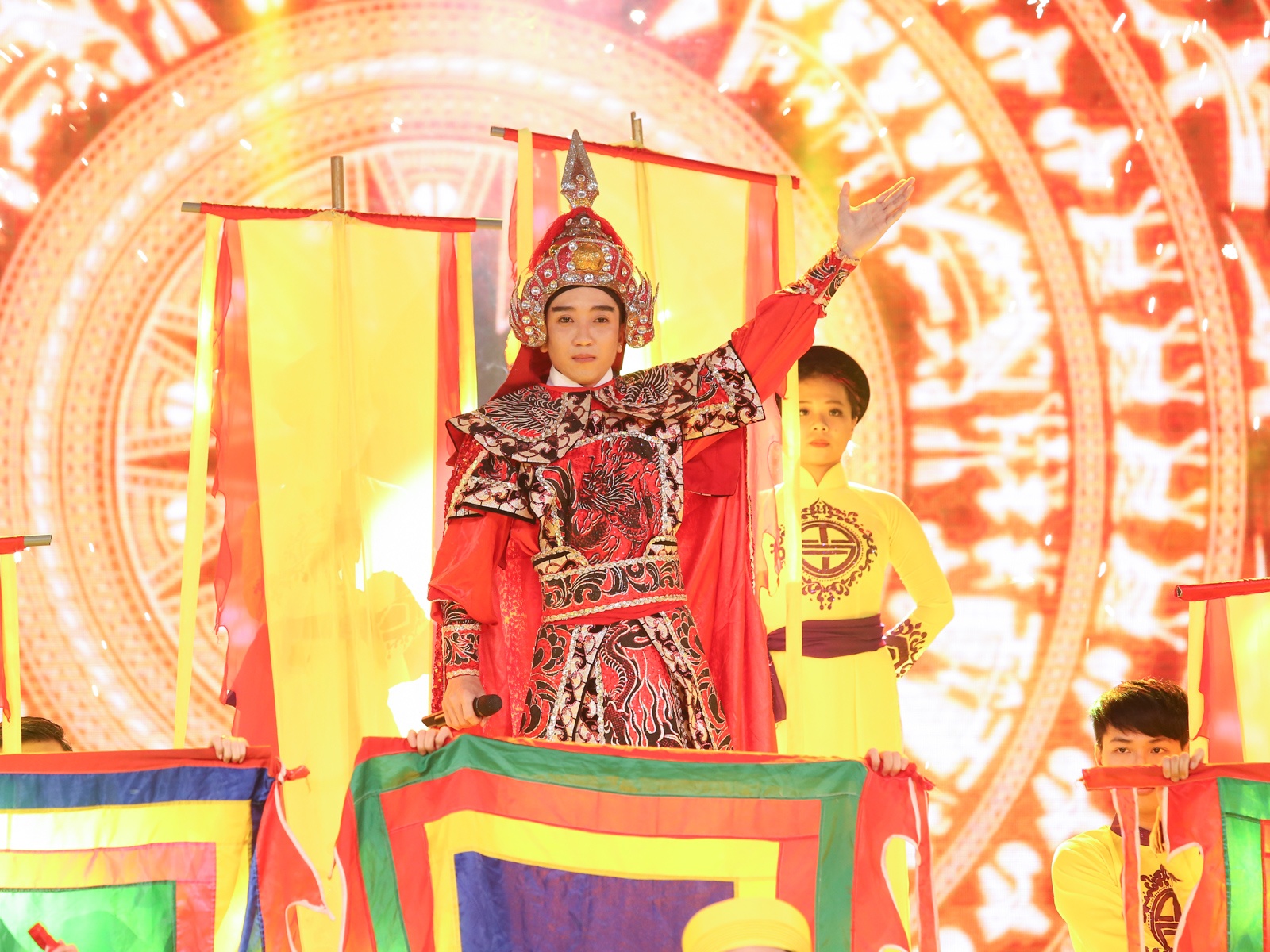 Mở đầu phần thi đơn ca là thí sinh Lê Vũ Phương với ca khúc Hào khí Việt Nam (tác giả: Bảo Phúc). Tiết mục được dàn dựng hoành tráng và chàng trai Kiên Giang đã làm chủ được giọng hát. Phần thi ấn tượng giúp Vũ Phương giành được 49 điểm. 