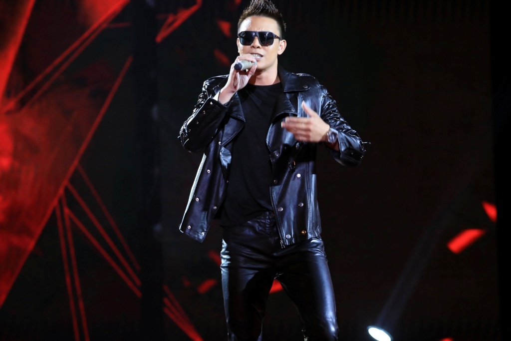 Đức Huy nhận xét Đông Hùng: “Ngay từ khi bạn cất giọng, tôi có ấn tượng với bạn ngay bởi chất giọng và cái ‘lực’ của bạn. Giọng rất tốt, rất khỏe. Bạn hát rất tròn trịa. Tuy nhiên, nếu điệp khúc thêm một chút nhấn nữa thì sẽ hoàn hảo hơn.”