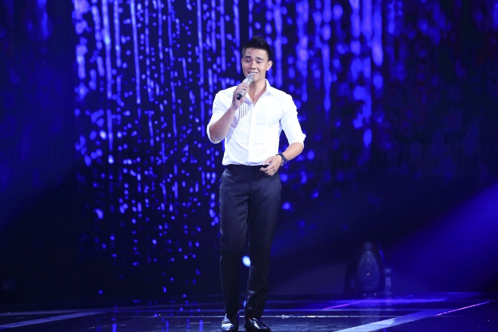 Chọn ca khúc ‘Chiều nay không có mưa bay’ để dự thi và coi đó như một món quà gửi tặng đến người mẹ của chàng nhạc sĩ trẻ, tài hoa nhưng bạc mệnh Châu Minh Tuấn, Đông Hùng đã khiến cả trường quay như lặng đi trước tấm lòng của anh. Xuất hiện trên sân khấu với hình tượng thư sinh, lịch lãm, quần tây đen, áo sơ-mi trắng cùng với giọng hát nồng nàn, tình cảm, Đông Hùng được số đông khán giả dự đoán là thí sinh có số điểm cao hơn trong cặp đối đầu. Ngay cả giám khảo Đức Huy cũng dành nhiều tình cảm yêu mến hơn cho chàng trai xứ Bắc