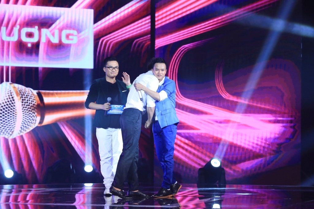 hế nhưng, ngay khi tấm vé cuối cùng để vào vòng tứ kết gần như xác định được chủ nhân, thì TOP 3 của Việt Nam Idol đã khiến khán giả vô cùng bất ngờ với quyết định thương lượng, ngừng cuộc chơi. Tâm sự với chương trình, Đông Hùng cảm thấy ngưỡng mộ trước tài năng của những thí sinh trẻ tuổi đến từ bảng học sinh – sinh viên. Chính vì thế, anh quyết định dừng cuộc chơi để nhường cơ hội đi tiếp cho Công Nam. Đến với ‘The winner is’, Đông Hùng đã tìm lại được chất ‘lửa’ tưởng chừng đã bị lãng quên và với anh, như thế là đủ. Đông Hùng là một thí sinh ngay từ đầu đã được xác định là ‘nặng ký’ bởi sở hữu thân hình cao ráo, cân đối, khuôn mặt đẹp cùng giọng hát tình cảm và đầy kỹ thuật. Tỉ số được xác định là 61 - 40 nghiêng về Đông Hùng cùng sự ra đi của anh khiến số đông khán giả cảm thấy bất ngờ và tiếc nuối.