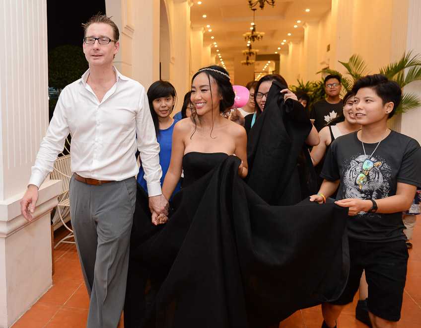 Doan Trang tuoi tan ben chong Tay hinh anh