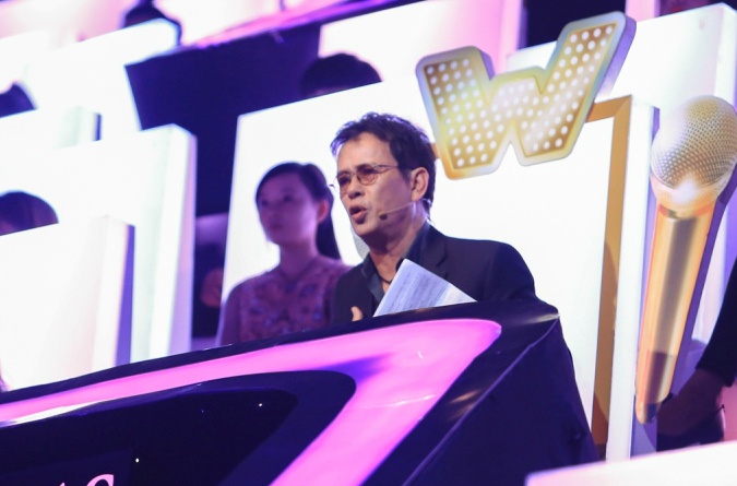 Đức Huy nhận xét: “Tôi không ngờ hôm nay mình lại nhiều lần ‘đau đầu’ như vậy. Hai bạn đều có tài, mỗi người sở hữu giọng hát rất đặc biệt. Bạn màu hồng hát bài ‘Hạ trắng’ có đem vào một chút của riêng bạn. Thế nhưng, nhìn chung bạn vẫn có chất hao hao những người ca sĩ đã thể hiện thành công bài này trước đây. Tôi mong bạn nên tìm ra cá tính riêng của mình. Tôi sẽ chọn bạn màu xanh. Phần trình diễn của bạn đã thuyết phục tôi. Tôi rất thích.”  