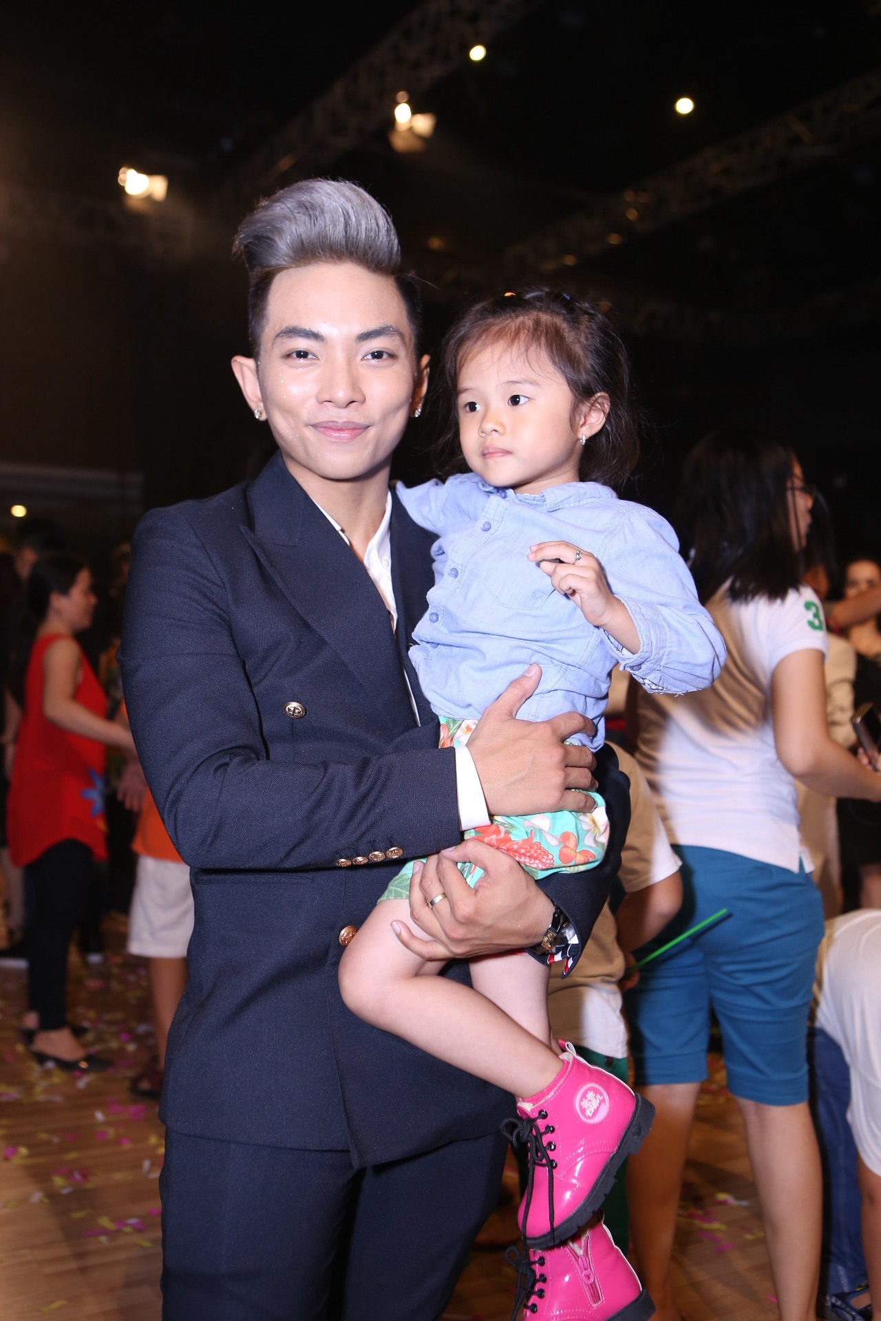 Phan Hiển bế con gái của Lâm Vinh Hải