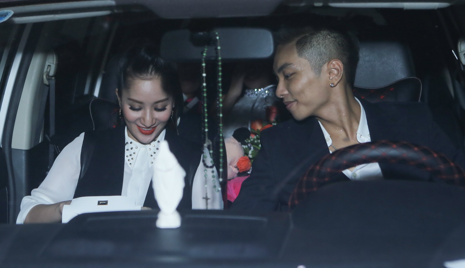 Phan Hien lai xe dua Khanh Thi, Vy Khanh di mung chien thang hinh anh