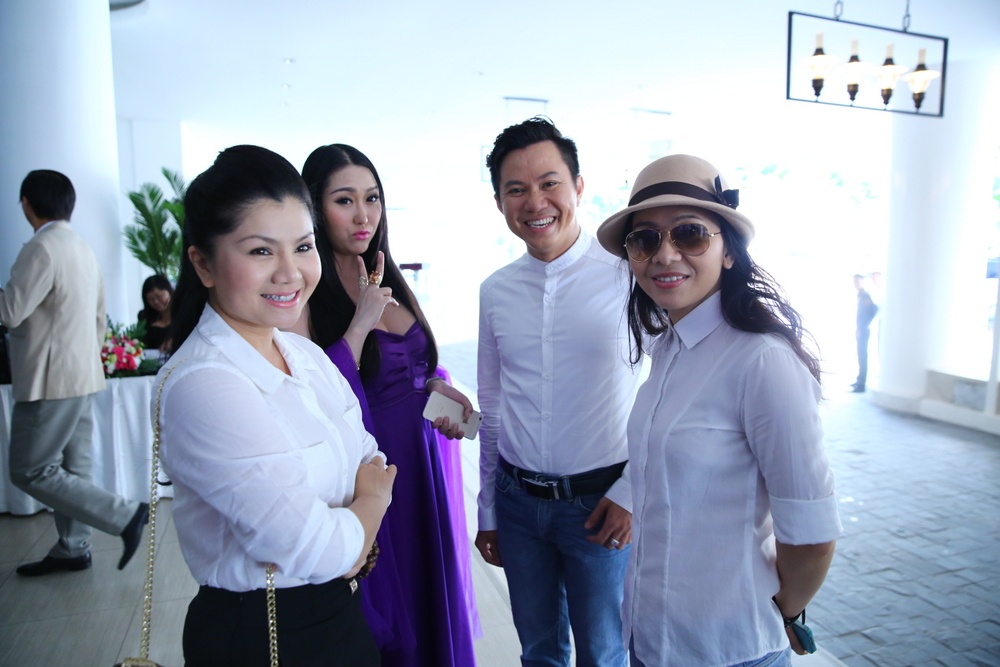 Lớn tuổi nhất trong tất cả 6 đội chơi nhưng Tam Sắc của Quốc Đại, NSƯT Tú Sương và diễn viên Thụy Mười rất hăng hái. Nam ca sĩ cho biết, để mời được Tú Sương tham gia, anh đã phải năn nỉ rất lâu bởi cô rất nhút nhát và lười xuất hiện trên các game show truyền hình.