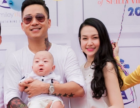 Tuấn Hưng và vợ con.